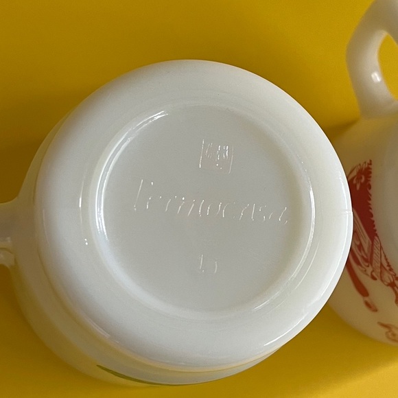 Set of 2 Vintage Termocrisa milk glass mugs with Holly Hobby design - Picture 6 of 6